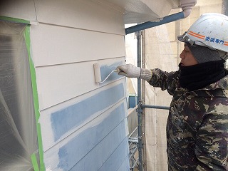 続いて中塗り塗装です。こちらは淡い白色の塗料で仕上げていきます。外壁材と外壁材の重なりの部分には事前にだめこみ！