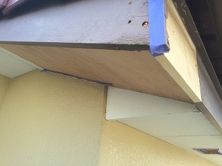 破風板、軒天の一部は鳥の被害で穴が開いてしまっていたので部分的に補修しました。
