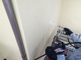 外壁にはコケの黒ずみがこびりついていましたが、高圧洗浄で綺麗になります(^^)