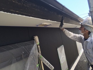 破風板や雨樋など、付帯部を塗装する前にはケレン作業で目荒しを行います。