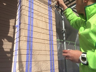 外壁塗装の前にコーキングの打ち替え工事から。既存コーキングを撤去し、プライマーを塗布しています。