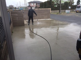 外壁洗浄完了後は駐車場のコンクリート部分も洗浄！