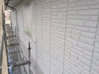 これで外壁塗装完了です。吹き付け塗装はローラー塗装よりも塗料を多く使用します(^_^;)