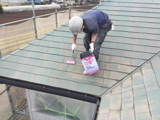 続いて屋根の下塗り塗装！