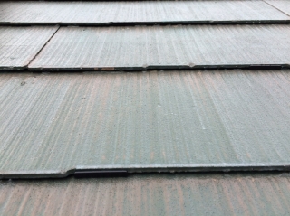 こんな感じに屋根材と屋根材の間に隙間が出来て、中に溜まった湿気の逃げ道を作ります。