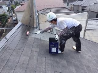 コケが綺麗に無くなった屋根に下塗り塗装！塗料を吸い込ませます。