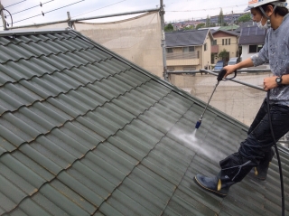 まずは洗浄作業から！瓦屋根は凹凸が多いので、洗浄も念入りに！