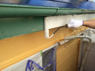 傷みの激しかった破風板部分です。劣化が著しい箇所は板を交換、パテ補修を行ってから下塗り塗装！