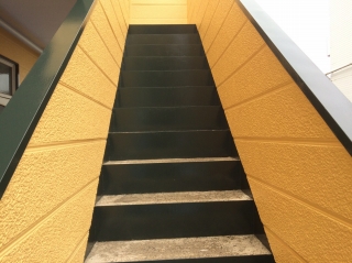 階段表側も同様の工程で塗装しました。