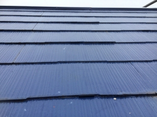 全面に設置し、屋根材と屋根材の間に隙間を作り、湿気が逃げられるようにします。
