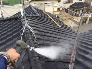 最後に南蛮漆喰乾燥後、高圧洗浄作業で屋根の汚れを洗い流します。これで地震や台風が来ても安心です(^^)