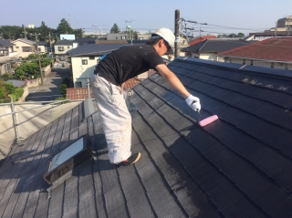 この状態の屋根は塗料の吸い込みが激しく、1回の下塗り塗装では十分ではありません。