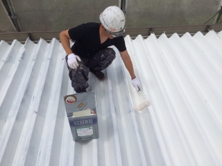 上塗りにはサーモホワイトの遮熱塗料を使用しました。折半屋根の為、かなり効果がありそうです。