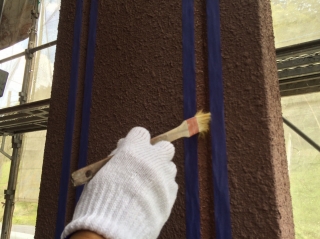 外壁の目地にも。プライマーを塗装してから新しいコーキングを打ち増しします。
