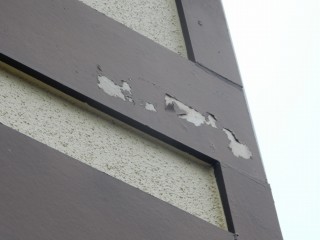 こちらは塗装前の帯板の状態です。古い塗膜が剥離してしまっています。