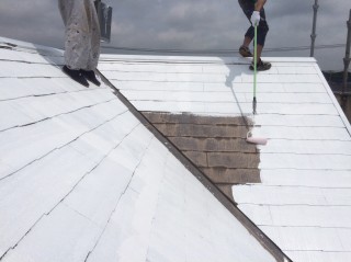屋根の下塗り塗装！勾配がきつい場所は長柄を使用して塗装！