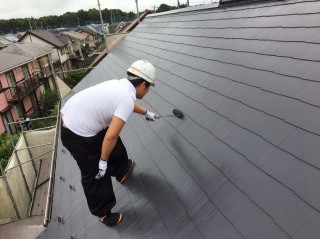 屋根上塗り塗装！しっかりと塗膜に厚みを付けて仕上げです。