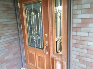 玄関扉は一部塗膜が剥がれてしまっており、タッチアップ補修を行います。
