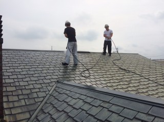屋根の高圧洗浄作業！一般的な屋根サイズより大きめです(^^)