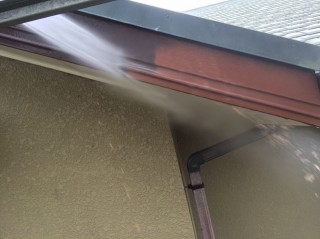 破風板や帯板は塗膜のチョーキングが激しく、洗浄で丹念に落としていきました。