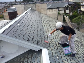 屋根の下塗り塗装！たっぷり吸い込ませます。