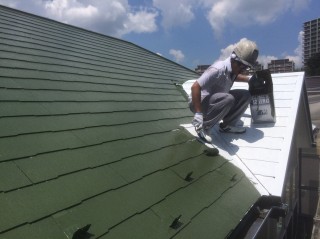 屋根中塗り塗装！遮熱塗料です。