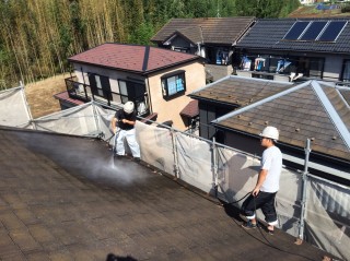 高圧洗浄作業です。屋根には年数相当のコケが広がっています。