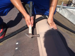屋根は塗装を行う前に下地処理から！板金の浮いている釘の打ち直しや…