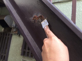 鉄骨階段などのサビは進行すると穴が空いてしまいます。そうなる前の錆止め塗装がすごく大事です。