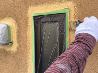 窓まわりなどは先行してだめこみ塗装を行います。