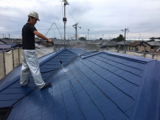 屋根高圧洗浄！屋根は1度塗装されているとのことでコケと色褪せが起きていましたがいい状態でした。