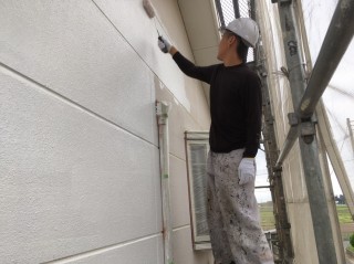 コーキングが乾いたら外壁下塗り塗装！