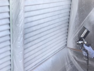 雨戸は吹き付けで錆止め塗装となります。