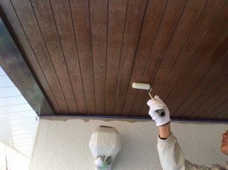 玄関上の軒はピーリングなので木目を残せるクリア塗装を行いました。