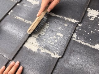 屋根の旧塗膜が剥がれている箇所が多いため、ケレン作業中です。