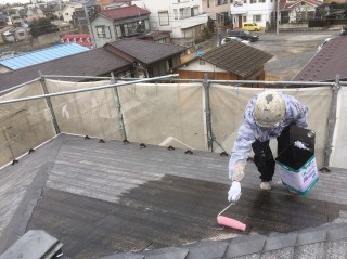屋根下塗り塗装1回目です。かなり吸い込まれます。
