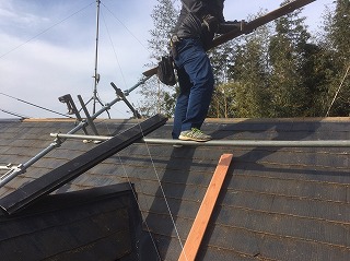 屋根は急勾配なため、屋根足場を使用して新しい貫板設置！