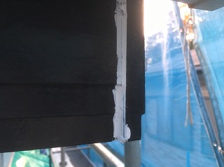 破風板の継目のコーキングもひび割れが起きていた為、打ち替えました。