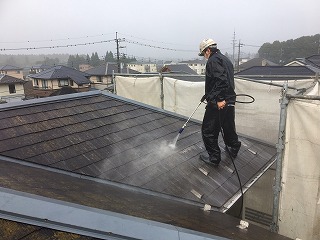 屋根のバイオ洗浄！コケが多めに生えていました。