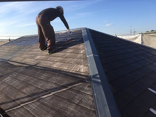 下塗り塗装2回目！吸い込ませることで屋根材自体を強固にしていきます。
