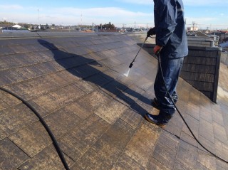 屋根の高圧洗浄中です。旧塗膜はほぼなくなってしまっています。