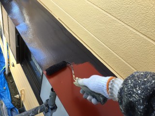 霧除け庇は錆止め塗装後に窓枠と同じ色で仕上げ！