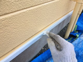 水切りも錆止め塗装！こちらは雨樋と同じくホワイトで塗装を行いました。