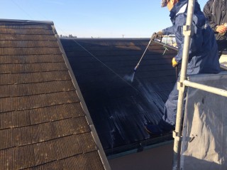 屋根の高圧洗浄！コケがかなり発生していました。