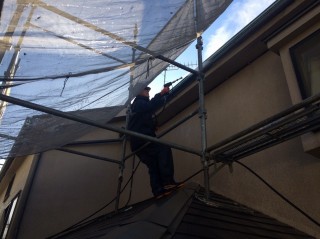 屋根に引き続き外壁も高圧洗浄作業！