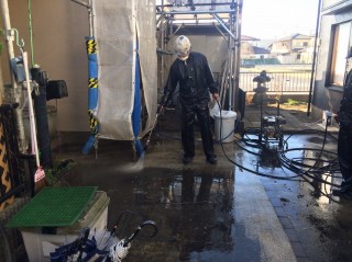 最後に下回りの泥を流し、コンクリートの高圧洗浄作業！