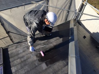屋根の下塗り塗装！ソーラーは設置したままの作業となります。