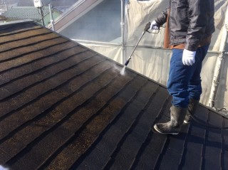 屋根の高圧洗浄作業から！だいぶコケが生えてきているので洗浄で洗い流します！