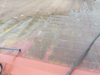 屋根は洗浄前はこのようにコケが広がってしまっていました。