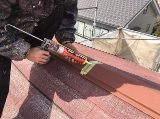 まずは屋根の下地処理から！棟板金の釘を打ち直し、継目にはコーキング処理！